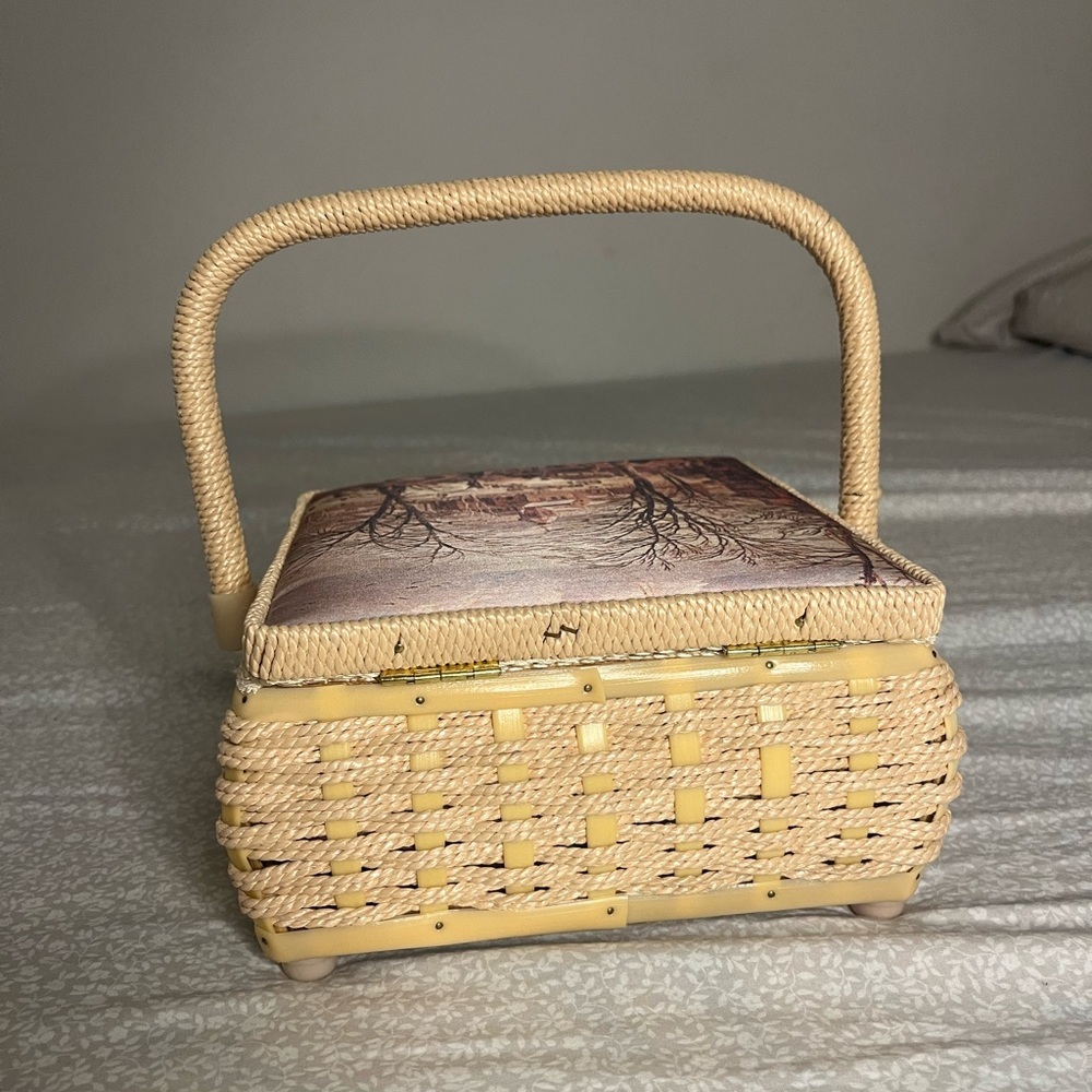 🧵 Vintage Wicker Sewing Basket with Winter Scene Lid 🎨 - Picture 4 of 8